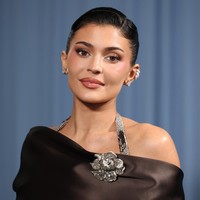 Kylie Jenner membuka diri soal depresi pascapersalinan setelah dua kehamilan. “Saya mengalami itu dua kali. Yang pertama sangat sulit, yang kedua lebih bisa ditangani. Nikmati semua emosi saat itu… bahkan jika menyakitkan. Jangan takut terhadap transisi tersebut,” katanya kepada Vanity Fair Italia. Foto: Getty Images for The Met Museum//Mike Coppola/MG25