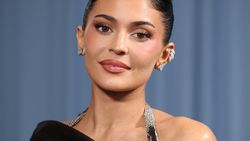 Kylie Jenner Sendirian di Met Gala 2025