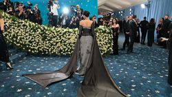Kylie Jenner Sendirian di Met Gala 2025