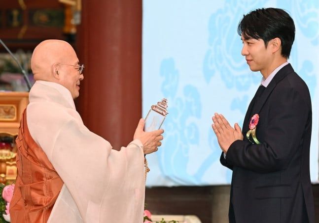 Lee Seung Gi mendapatkan penghargaan atas kontribusinya dalam penyebaran nilai agama Buddha