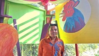 Seniman mural John Martono memerlukan 17 hari untuk mengecat 200 rumah di Lembur Katumbiri. Pengecatan dilakukan bekerja sama dengan sejumlah pihak, termasuk warga setempat.