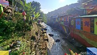 Kawasan yang sebelumnya dinamai Kampung Pelangi 200 ini menjadi spot wisata Kota Bandung sejak 2018. Namun, seiring waktu, warna-warni kampung ini perlahan pudar.