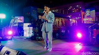 Suasana makin meriah dengan penampilan dari sejumlah artis dan band. Panggung diisi oleh Betrand Putra Onsu, Difky Khalif, Faith, Gloria Jessica & Danar Widianto, serta Manusia Aksara yang berhasil menghibur para pengunjung hingga malam hari.  