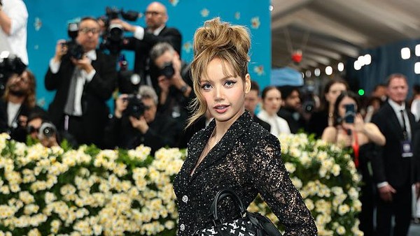 Adu Gaya Member BLACKPINK di Met Gala: Lisa Pamer Tas LV, Jennie Pakai Tuxedo