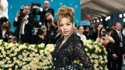 Gaya Lisa dan Jennie BLACKPINK di Met Gala 2025 Gaya Lisa dan Jennie BLACKPINK di Met Gala 2025