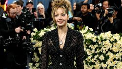 Gaya Lisa dan Jennie BLACKPINK di Met Gala 2025 Gaya Lisa dan Jennie BLACKPINK di Met Gala 2025
