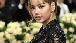 Gaya Lisa dan Jennie BLACKPINK di Met Gala 2025 Gaya Lisa dan Jennie BLACKPINK di Met Gala 2025