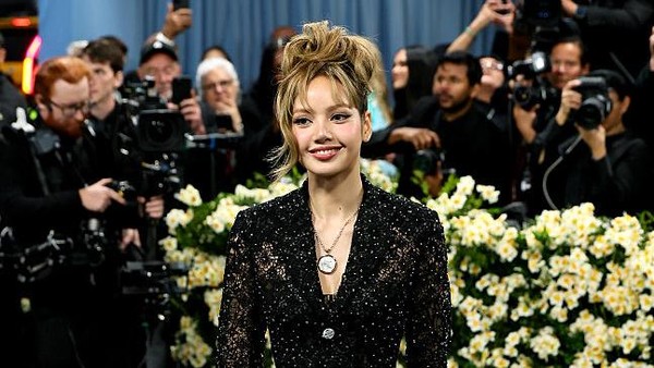 Foto: Lisa BLACKPINK Tampil dengan No-Pants Look di MET Gala 2025