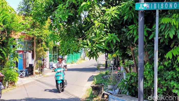 Lokasi Pajero dibobol maling, kaca dipecah uang Rp 350 juta digasak.