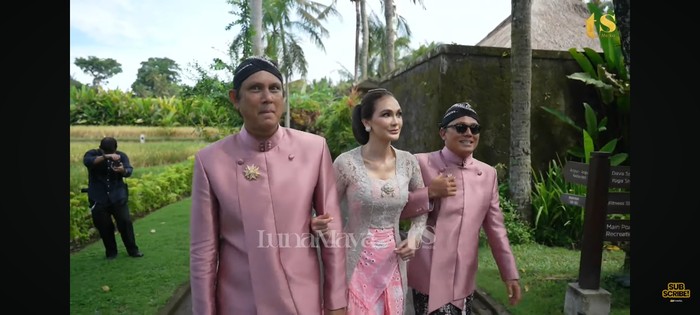 Acara siraman Luna Maya.