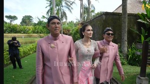 Luna Maya menggelar acara siraman pada pagi ini, Selasa (6/5) di Bali. Dok. YouTube/TS Media