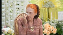 Momen Haru Luna Maya di Acara Sungkeman Momen Haru Luna Maya di Acara Sungkeman