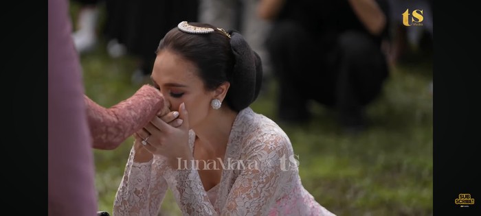 Acara siraman Luna Maya.