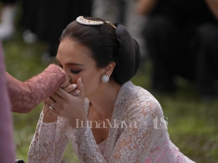 Momen Haru Luna Maya di Acara Sungkeman