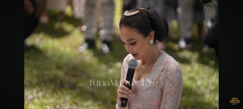 Acara siraman Luna Maya.