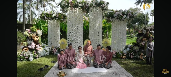 Acara siraman Luna Maya.
