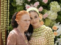 Siraman Luna Maya Bernuansa Jawa, Ini Momen Haru Bersama Ibu Desa