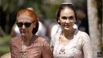 10 Momen Luna Maya Siraman: Cium Kaki Ibu dan Digendong 2 Kakak
