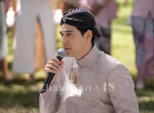 Luna Maya dan Maxime Bouttier siraman.