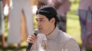 Ada suasana haru di mana ia meminta restu pada ayahnya untuk mempersunting Luna Maya. YouTube Luna Maya dan TS Media