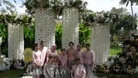 Keluarga besar Maxime Bouttier. Foto: YouTube Luna Maya dan TS Media
