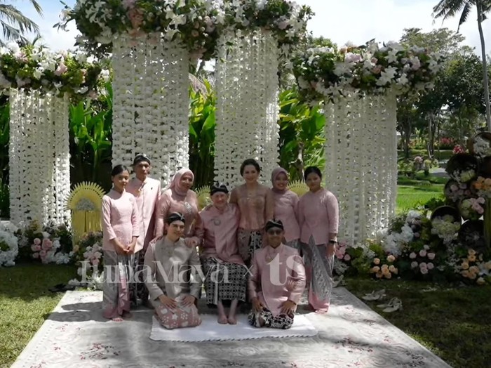 Luna Maya dan Maxime Bouttier siraman.