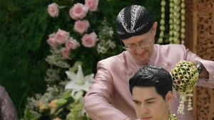 Siraman dilakukan dari kepala hingga kaki. YouTube Luna Maya dan TS Media