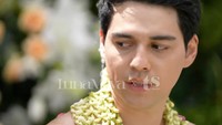 Maxime terlihat sedikit tegang saat menjalani prosesi siraman. Foto: YouTube Luna Maya dan TS Media