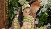 Luna Maya mengganti kebayanya dengan roncean melati pada prosesi siraman. Foto: dok. Channel YouTube Luna Maya x TS Media
