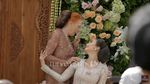10 Momen Luna Maya Siraman: Cium Kaki Ibu dan Digendong 2 Kakak