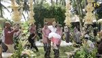 10 Momen Luna Maya Siraman: Cium Kaki Ibu dan Digendong 2 Kakak