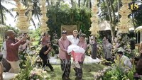 Luna Maya digendong oleh kedua kakaknya, Tipi Jabrik dan Ismael Dully usai siraman menuju kamar. Foto: dok. Channel YouTube Luna Maya x TS Media
