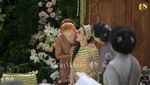 10 Momen Luna Maya Siraman: Cium Kaki Ibu dan Digendong 2 Kakak