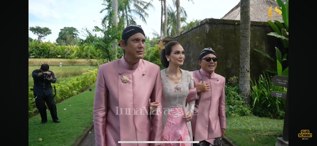 Luna Maya dan Maxime Bouttier menggelar acara siraman jelang pernikahan. Acara tersebut digelar di Bali pada Selasa (6/5/25). Terlihat Luna yang tampil cantik kenakan kebaya kutu baru berwarna abu-abu lengkap dengan sanggul di kepalanya. Foto: YouTube/TS Media