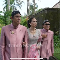 Luna Maya dan Maxime Bouttier menggelar acara siraman jelang pernikahan. Acara tersebut digelar di Bali pada Selasa (6/5/25). Terlihat Luna yang tampil cantik kenakan kebaya kutu baru berwarna abu-abu lengkap dengan sanggul di kepalanya. Foto: YouTube/TS Media