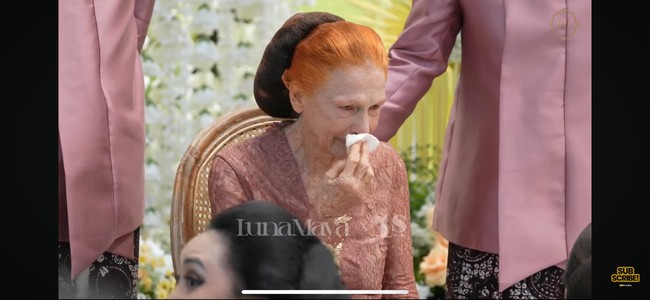 Acara diawali dengan sungkeman. Ibunda Luna, Desa Maya, yang mengenakan kebaya berwarna dusty pink tampak sudah siap menyambut kehadiran sang anak. Sesekali ia terlihat menyeka air mata bahagianya. Foto: YouTube/TS Media