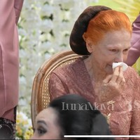 Acara diawali dengan sungkeman. Ibunda Luna, Desa Maya, yang mengenakan kebaya berwarna dusty pink tampak sudah siap menyambut kehadiran sang anak. Sesekali ia terlihat menyeka air mata bahagianya. Foto: YouTube/TS Media