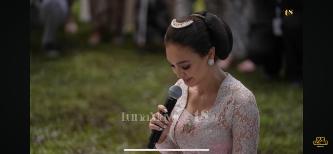 Berkebaya lengkap dengan sanggul, wanita 41 tahun itu terlihat anggun dan cantik. Ia berlutut di hadapan sang bunda untuk memohon restu. Foto: YouTube/TS Media