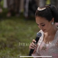 Berkebaya lengkap dengan sanggul, wanita 41 tahun itu terlihat anggun dan cantik. Ia berlutut di hadapan sang bunda untuk memohon restu. Foto: YouTube/TS Media
