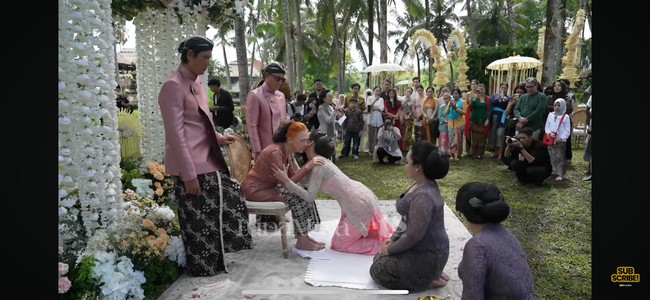 Disaksikan para anggota keluarga dan tamu undangan yang hadir, momen sungkeman berlangsung dengan haru. Tak hanya sang bunda, Luna pun sempat terlihat meneteskan air mata. Foto: YouTube/TS Media
