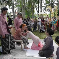 Disaksikan para anggota keluarga dan tamu undangan yang hadir, momen sungkeman berlangsung dengan haru. Tak hanya sang bunda, Luna pun sempat terlihat meneteskan air mata. Foto: YouTube/TS Media
