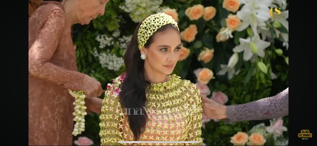 Setelah sungkeman acara dilanjutkan dengan siraman. Pakaian Luna kini tampak dilengkapi dengan ronce melati. Begitu pula dengan bandana yang dikenakan. Rambut yang sebelumnya tersanggul kini dibiarkan terurai natural. Foto: YouTube/TS Media