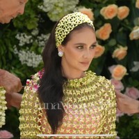 Setelah sungkeman acara dilanjutkan dengan siraman. Pakaian Luna kini tampak dilengkapi dengan ronce melati. Begitu pula dengan bandana yang dikenakan. Rambut yang sebelumnya tersanggul kini dibiarkan terurai natural. Foto: YouTube/TS Media