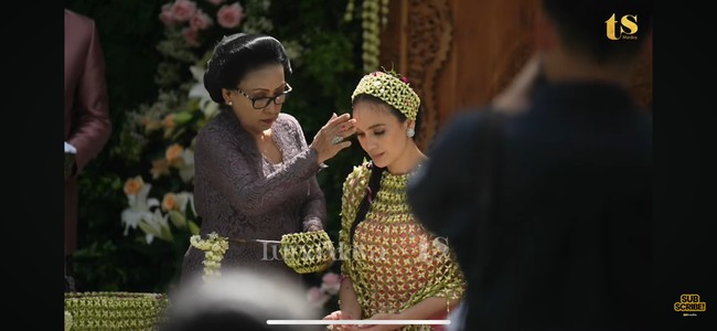 Diawali dengan ibunda yang menyiramkan air untuk membasuh tubuh Luna, dilanjutkan anggota keluarga. Foto: YouTube/TS Media