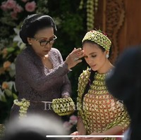 Diawali dengan ibunda yang menyiramkan air untuk membasuh tubuh Luna, dilanjutkan anggota keluarga. Foto: YouTube/TS Media