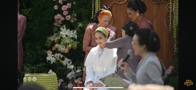 Setelah siraman Luna ditutup kain putih yang melambangkan hatinya sudah bersih. Ia melanjutkan dengan upacara potong rambut yang melambangkan pembuangan sifat buruk dan masa lalu, agar memasuki kehidupan pernikahan dengan jiwa yang lebih suci dan dewasa. Foto: YouTube/TS Media