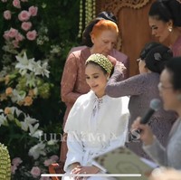 Setelah siraman Luna ditutup kain putih yang melambangkan hatinya sudah bersih. Ia melanjutkan dengan upacara potong rambut yang melambangkan pembuangan sifat buruk dan masa lalu, agar memasuki kehidupan pernikahan dengan jiwa yang lebih suci dan dewasa. Foto: YouTube/TS Media