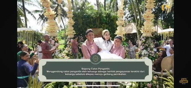 Setelahnya Luna digendong oleh kedua kakaknya untuk meninggalkan lokasi acara. Kebahagiaan jelas terpancar diwarnai tangis wajah Luna yang tak henti memamerkan senyumnya. Foto: YouTube/TS Media