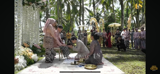 Prosesi serupa juga dijalani oleh Maxime. Jelang pernikahannya, Maxime sungkem kepada sang ayah untuk meminta doa restu. Foto: YouTube/TS Media
