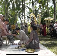 Prosesi serupa juga dijalani oleh Maxime. Jelang pernikahannya, Maxime sungkem kepada sang ayah untuk meminta doa restu. Foto: YouTube/TS Media